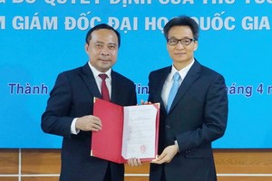 武海軍副教授（左）從政府副總理武德膽手中接過人事委任《決定》。（圖源：VNN）