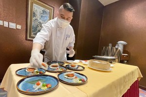 李師傅在包廂現場為貴賓烹飪。