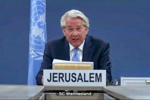 聯合國中東問題特使托爾‧文內斯蘭通過視頻向安理會通報了中東局勢，包括巴勒斯坦問題。（圖源：聯合國）