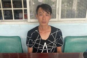 被扣押的歹徒范玉海。（圖源：阮安）