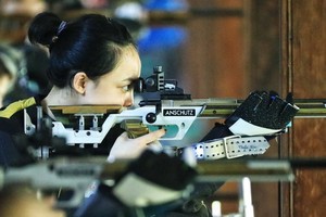 軍隊代表團女射手費青草在10米長氣槍女子混合射擊賽項刷新紀錄。（圖源：互聯網）