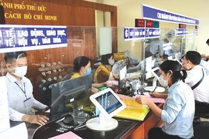 民眾在守德市人委會辦理行政手續。