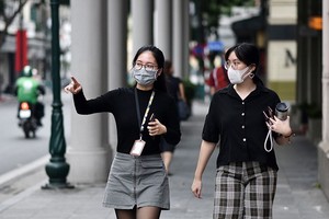 市民外出佩戴口罩，嚴格遵循防疫措施。（圖源：垂楊）