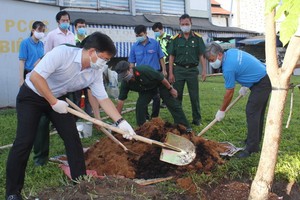 第五郡郡委書記阮孟強參加植樹活動。
