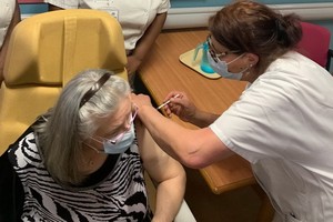 一名法國老人在接種新冠疫苗。（圖源：互聯網）