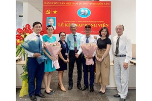 越南Sanofi Aventis有限責任公司黨支部的新黨員接納儀式。