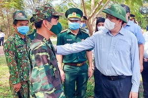 衛生部長阮清隆（前右）親往河仙邊境區視察新冠肺炎疫情防控工作。