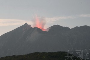 日本鹿兒島縣的櫻島火山發生爆炸式噴發。（圖源：共同社）