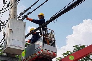 電工在檢查電網安全。