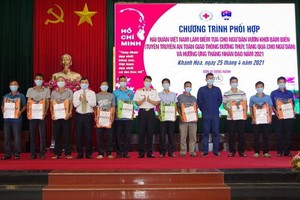 組委會向在芽莊港的漁民贈送救生衣。（圖源：文玉）