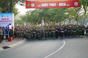 傳統越野賽跑出發時的氣氛充滿活力。（圖源：VOV）