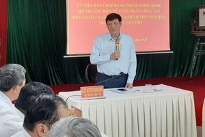 衛生部長阮清隆在會議上發表指導意見。（圖源：T. Lũy）