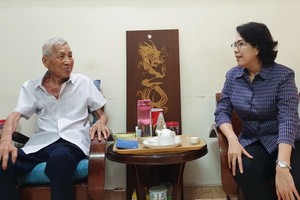 市越南祖國陣線委員會主席蘇氏碧珠看望華人革命老前輩何增同志。