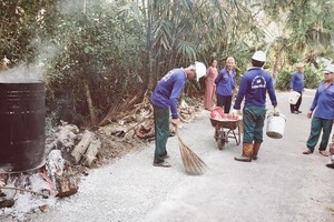 陳明忠與成員們正在修補一段損壞的道路。