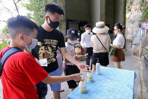 遊客參觀景點嚴格執行防疫規定。（圖源：垂楊）