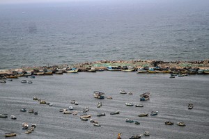 這是4月26日在加沙城海邊拍攝的漁船。（圖源：新華社）