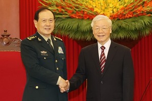 總書記阮富仲（右）接見中國國防部長魏鳳和上將。（圖源：越通社）
