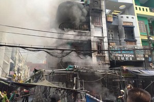 本市一間結合經營住房發生火警的現場。