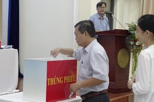 4月17日，市人民議會代表們在第三次協商會議上就新一屆國會代表及市人民議會代表候選人名單進行了無記名投票。（圖源：清泉）