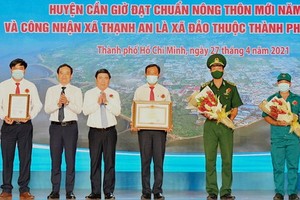 市人委會領導向盛安鄉領導頒授島鄉公認證書。（圖源：越勇）