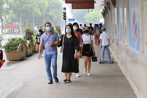 民眾外出時須佩戴口罩，嚴格遵循疫情防範措施。（圖源：衛生部）