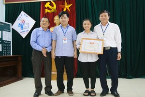 拾金不昧的女生裴氏美蓉（右二）獲表彰。（圖源：前鋒）