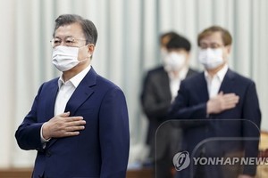 4月27日，韓國總統文在寅在青瓦台主持召開國務會議前向國旗敬禮。 （圖源：韓聯社）