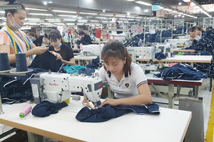 Fly High Garment公司員工正在生產成衣一隅。