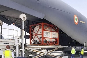 運輸氧氣存儲罐的印度運輸機。