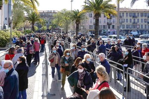 4月10日，人們在法國尼斯一家展覽中心設立的新冠疫苗接種中心排隊等待接種疫苗。