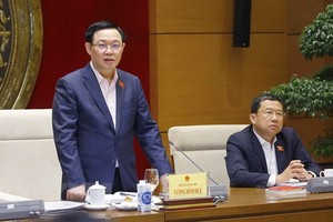 國會主席王廷惠（左）在會上發表講話。（圖源：越通社）