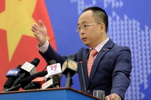 外交部副發言人段克越在記者會上答記者提問。（圖源：成功）