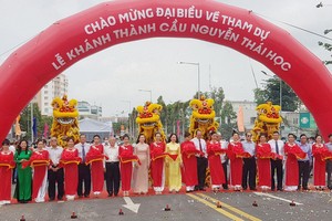 國家副主席武氏映春（黃衣者）出席阮太學橋落成剪綵儀式。（圖源：寶斗）