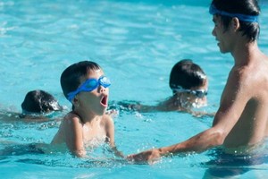 從小學會游泳既能鍛煉身體，又可防範溺水。（示意圖源：互聯網）