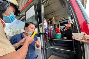 交警對客車司機檢查酒精濃度