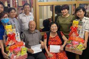 第五郡人委會副主席張明喬(右二)問候華人革命有功者林漢強伉儷。