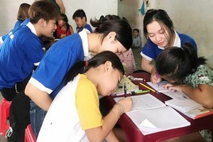 守德市草田坊勞動區內的“藍色教師”學習班一隅。