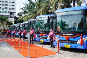 本市 4條豪華巴士線投入運營儀式現場。（圖源：朱福）