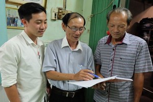 黃海（中）向守德市鈴東坊第五街區居民宣傳選舉工作。