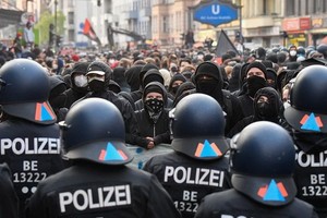 德國柏林5月1日的遊行活動中約有240人被拘留，30多名警員受傷。（圖源：AFP）