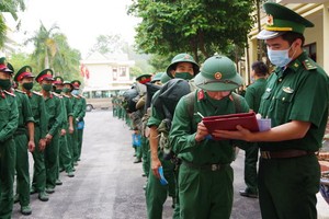 為奠邊省支援一線抗疫的戰士們簽字報到。（圖源：VOV）