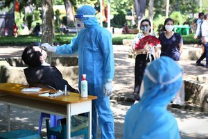 防疫工作人員對前來動物園的遊客進行隨機採樣檢測。（圖源：日盛）