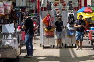 大馬驚傳首起印度變種病毒確診病例，為境外移入案例。圖為4月28日吉隆坡某條街上人口一罩情形。（圖源：新華社）