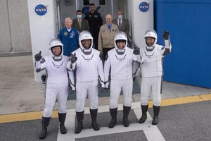 “龍”飛船載 4 名宇航員返回地球