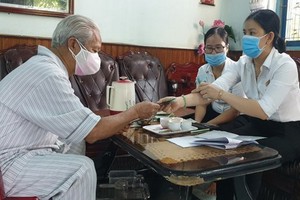 社保公務員親自上門為退休者支付退休金。（圖源：T.N）