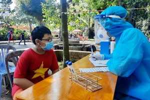 在公共場所隨機抽樣檢測新冠病毒。