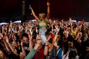 英國利物浦市當地時間2日舉辦一場帶有試驗性質的戶外音樂節活動，大約5000人參加。（圖源：路透社）