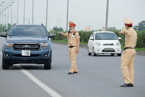 交警處罰違反交規車輛。（圖源：南陳）