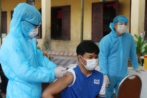 5月1日起，柬埔寨國防部醫療部隊在疫情“紅區”為18歲以上民眾接種疫苗。（圖源：柬中時報）