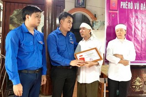 捨身救人大學生獲追授“勇敢青年”徽章